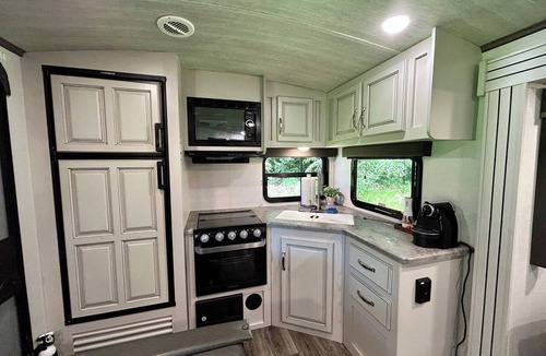 Burley House | Romantic Peaceful Country RV Escape - King Bed, Firepit, Private, Outdoor Living
