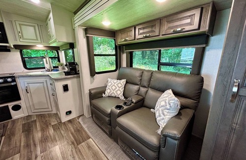Burley House | Romantic Peaceful Country RV Escape - King Bed, Firepit, Private, Outdoor Living