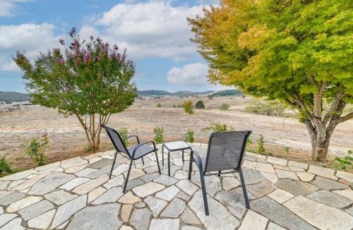 Oakland House | Romantic Vineyard Getaway in Oakland: Mtn Views!