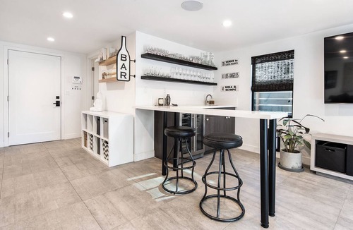 Silver Strand House | Rooftop Deck + Firepit + Wet Bar | Walk to Beach + Trail | Saltaire