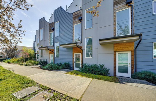 Atlantic House | Rooftop Retreat w/City Views: Modern Seattle Home