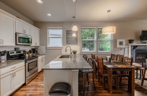 Ocean Shores House | Roost Cottage - Oyhut Bay Seaside Resort