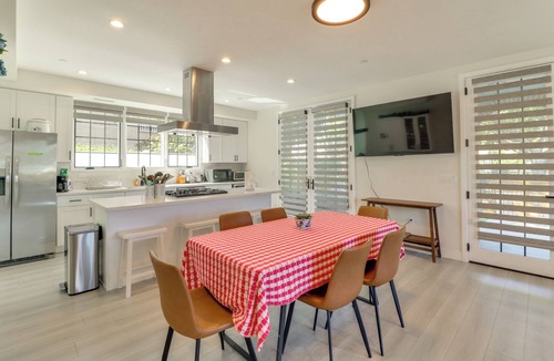 Pasadena House | Rose Bowl, Bright Pasadena Home Steps to Old Town