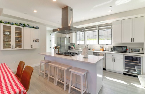 Pasadena House | Rose Bowl, Bright Pasadena Home Steps to Old Town
