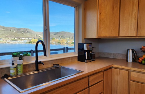 Manson House | Roses Lakeside Loft - Lakefront w/dock