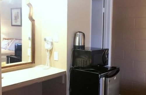 Hemet Hotel | Royal Inn & Suites
