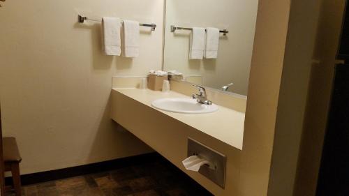 La Grande Hotel | Royal Motor Inn