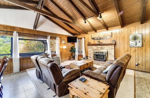 Clarks Chapel House | Ruby Retreat – Mountain Views, 2 Decks, Fire Pit, Creek, Fast WiFi, Generator