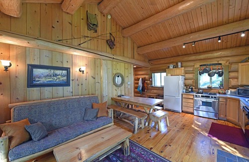 Winthrop Cabin | Running Wolf Cabin – 2 BR w/trail access, pool/hot tub