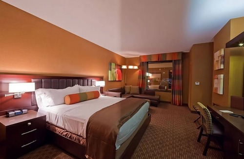 Sunrise Manor Hotel | Rush Tower Premier California King at Golden Nugget Las Vegas, Dogs Allowed!