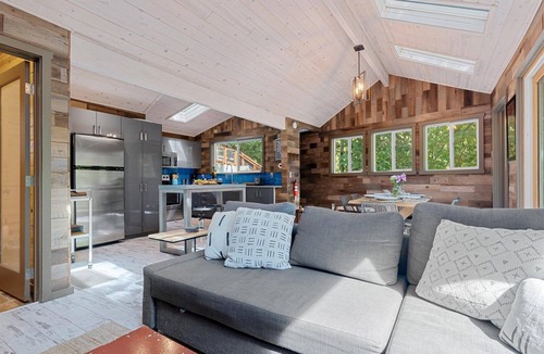 Guerneville Cabin | Russian River Treetop Cabin! Hot Tub~Pups OK~Sydney's Retreat