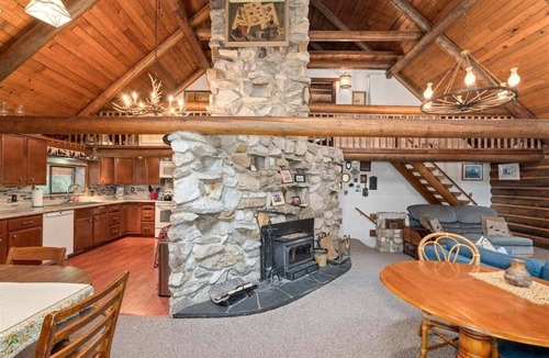 Ardenvoir House | Rustic 10-Guest Lodge | Pool Table, 2 Fireplaces & Game Room | Near Stevens Pass