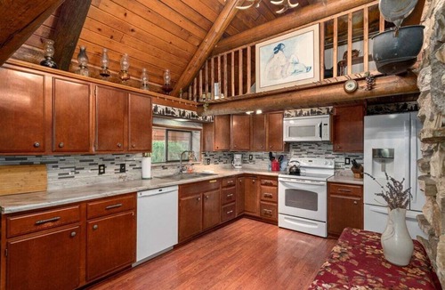 Ardenvoir House | Rustic 10-Guest Lodge | Pool Table, 2 Fireplaces & Game Room | Near Stevens Pass