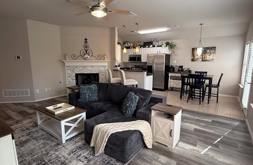 South Arlington House | Rustic-Chic Mansfield Matchday Retreat 3-2 Full-Access House