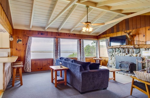 Smith River Cottage | Rustic Coastal Smith River Cottage w/Ocean Views!