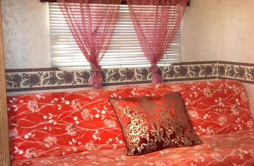 Meadview Cabin | Rustic Gypsy Glamping- SkyWalk, Lake Mead, Site Seeing, Hiking, Fishing