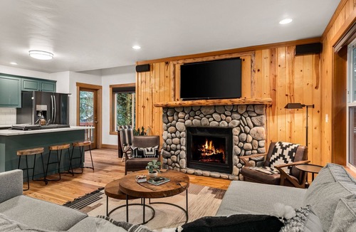 Mayfield House | Rustic Lake House w/Cozy Charm