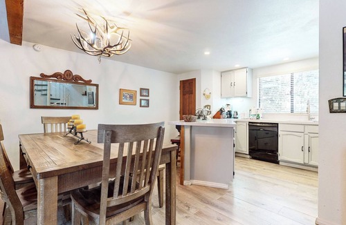 Mammoth Lakes Condo | Rustic Mountain Townhome. Private Gas Grill, Washer/Dryer, On Site Pool