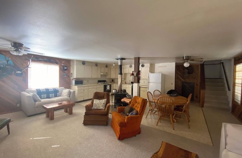 Leavenworth Cabin | Rustic Retreat in Charming Leavenworth- Wifi and W/D!