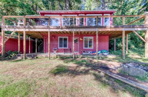 Florence House | Rustic Retreat on Mercer Lake