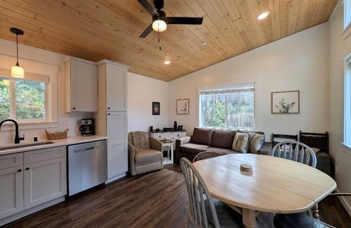 Florence House | Salt Water Bungalow, walk the dog to Heceta Beach.