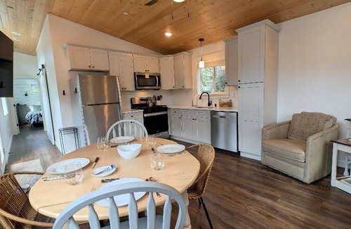 Florence House | Salt Water Bungalow, walk the dog to Heceta Beach.