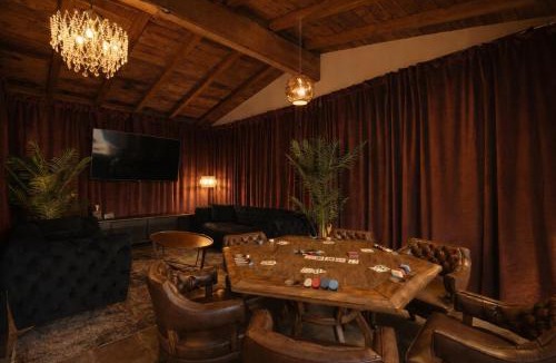 Fairmount Park House | San Diego Luxxe Retreat-Pool, Hot Tub & Speakeasy