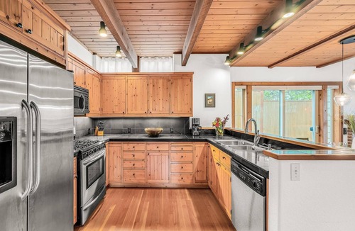 Lincoln City House | Sandy Feet Cottage & the Blacklight Game Room
