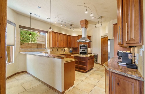 Nor Este House | " Santa Fe Style" 4bedrooms, Hot tub and Pets Welcome, 5G Fiber WiFi !