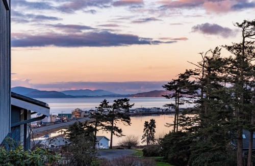 Oak Harbor House | Sauna, Beach, Sunset, Game Room, Peace and Quiet, Fun!