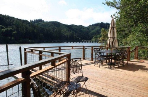Lakeside House | Scenic and relaxing Lake Cottage with Views