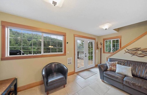 Lakeside House | Scenic and relaxing Lake Cottage with Views