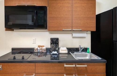 Bozeman Hotel | Scenic Green Mountain Views in a Comfy, Room with Kitchen | Free Parking