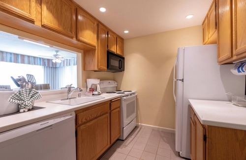 San Diego Country Estates Hotel | Scenic Retreat | 2 Units w/Full Kitchen & Balcony | Pool Access & Free Parking