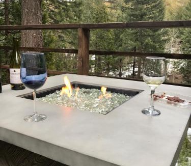 Hamilton Branch House | Scenic River Front Home Lake Almanor