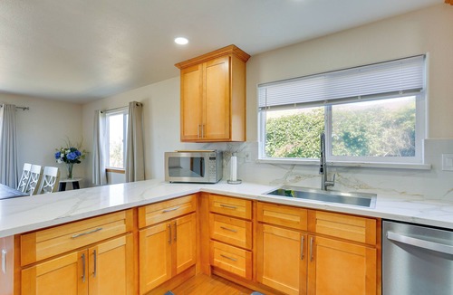 Eureka House | Seaside Eureka Vacation Rental w/Bay Views!