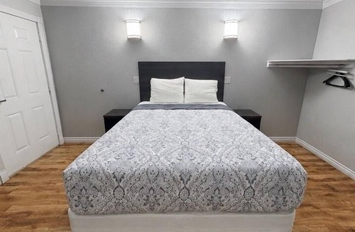 Mid City Hotel | Seaway Motel