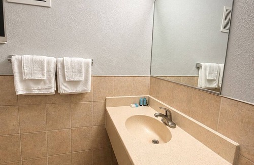 Mid City Hotel | Seaway Motel