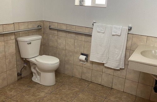 Mid City Hotel | Seaway Motel