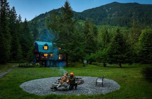 Marblemount House | Secluded North Cascades Retreat Private Trail Fire Pit