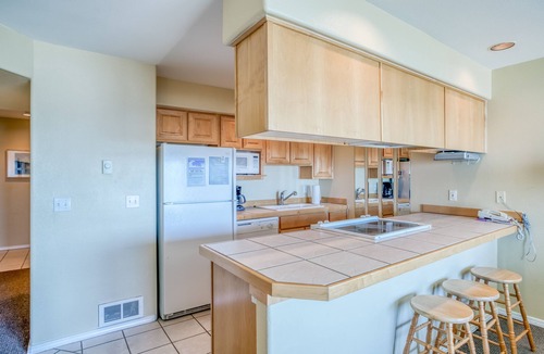 Lincoln City Condo | Second-Story Views of the Pacific and Siletz Bay in this Waters Edge Condo