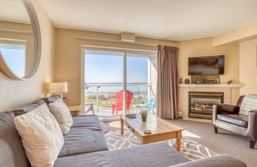 Lincoln City Condo | Second-Story Views of the Pacific and Siletz Bay in this Waters Edge Condo