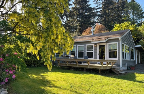 Rollingbay Cottage | Serene 2-bedroom beach view cottage in charming Bainbridge Island