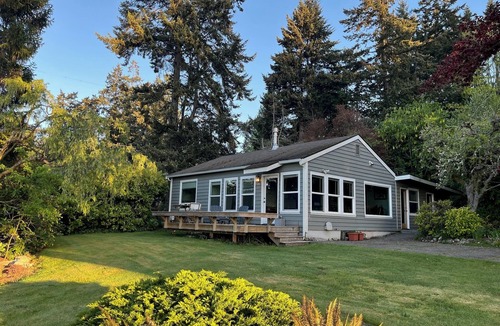 Rollingbay Cottage | Serene 2-bedroom beach view cottage in charming Bainbridge Island