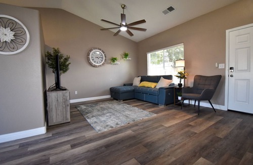 Porterville House | Serene 2 BR Cottage W/ SPA / Game Room / Office