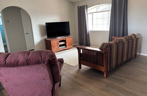 Valentine House | Serene 3-bedroom house in Valle Vista Golf Community on route 66