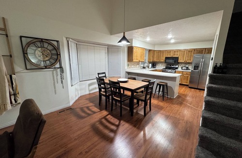 Evanston House | Serene 3-bedroom townhome in welcoming Evanston perfect for relaxing.