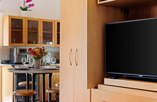 Bay Park Apartment | Serene Garden Studio in the Heart of Bay Park