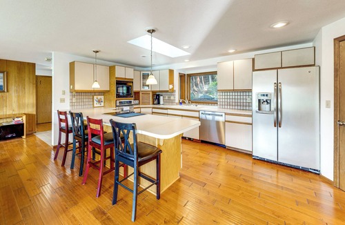 La Conner House | Serene La Conner Retreat w/Fireplace & Deck!