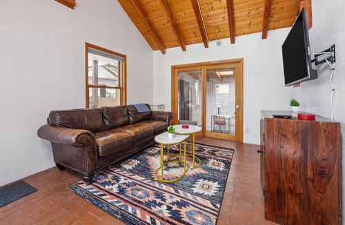 Santa Fe House | Serene, Stylish, Central Pied-à-terre With Lots of Light & Tall Ceilings